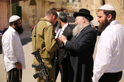 מאות חתמו על עצומת תמיכה ברב שמואל אליהו