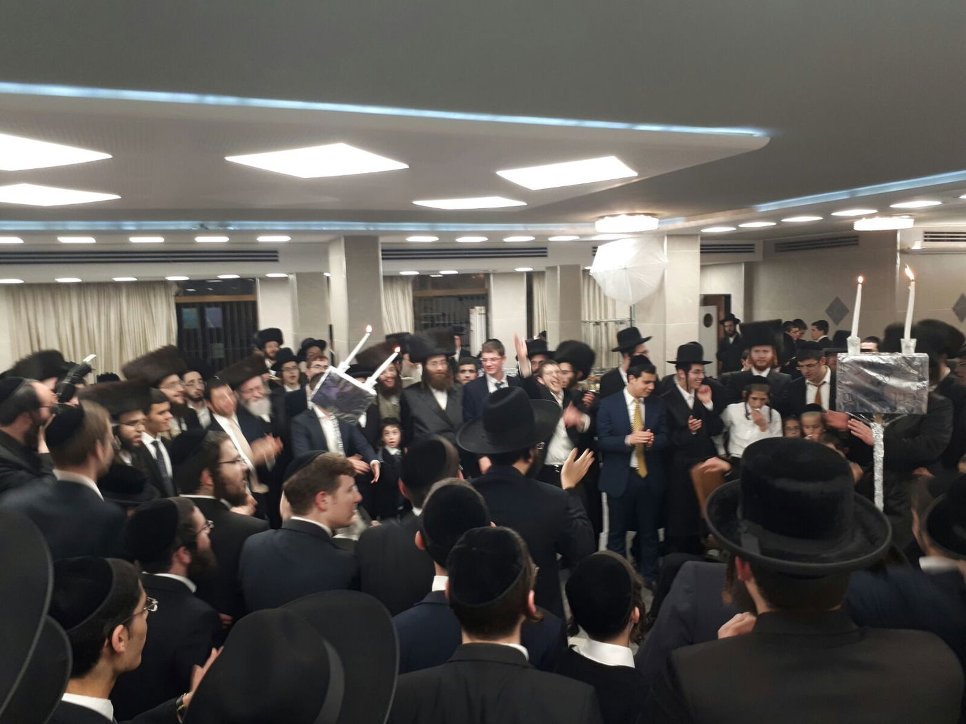 ריקוד המטאטא של הרב אשר אנשיל פוקס בחתונת בת הזקונים • תיעוד