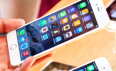 נשך סוללה של אייפון וגרם לפיצוץ בחנות