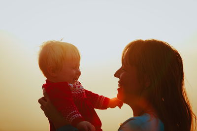 ניתק קשר עם אמו. אילוסטרציה.