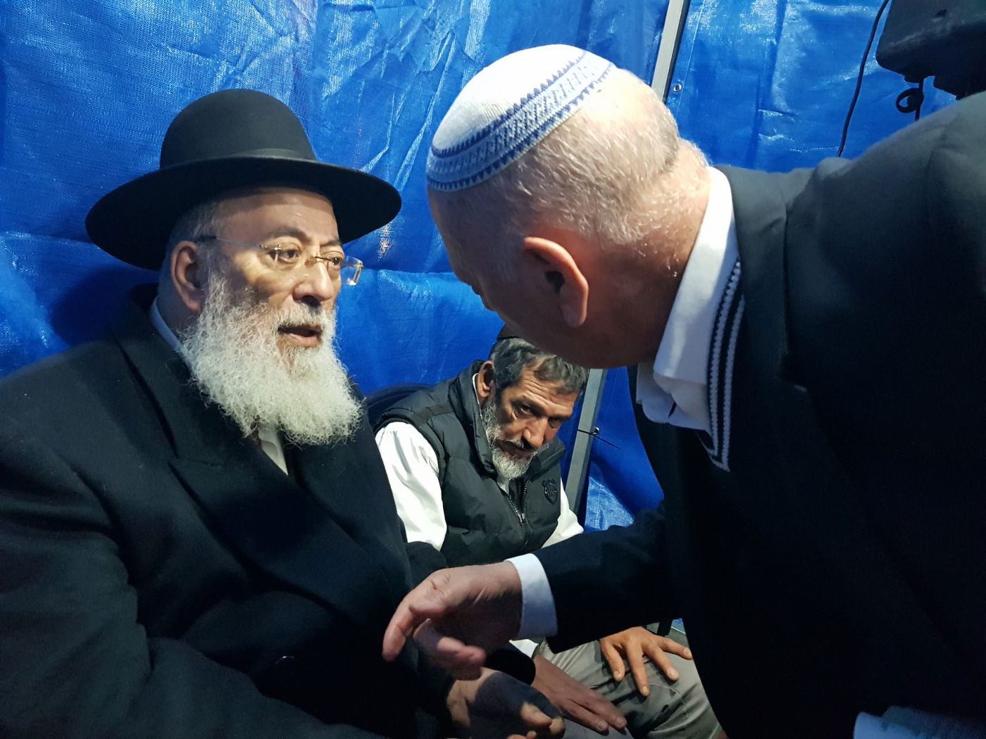 תיעוד: רבנים ואישי ציבור מנחמים את הגר"ש עמאר