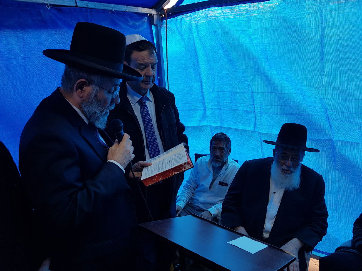 תיעוד: רבנים ואישי ציבור מנחמים את הגר"ש עמאר