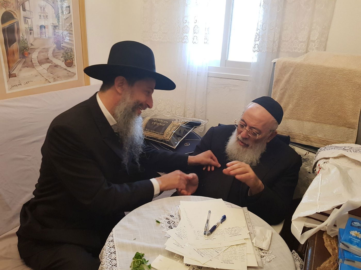 תיעוד: רבנים ואישי ציבור מנחמים את הגר"ש עמאר