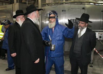 בסיור במפעל.