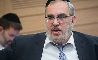 יעקב אשר מקריא מתוך 'כיכר השבת'