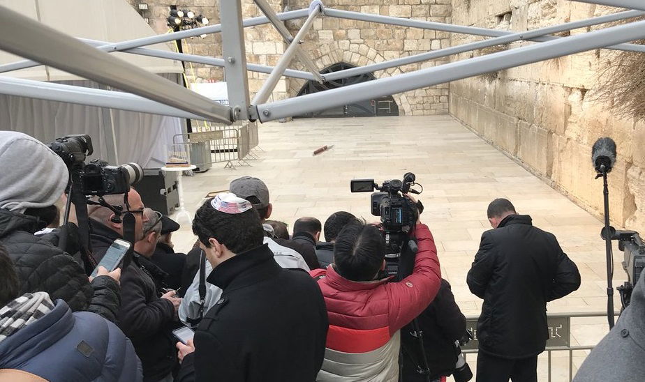 רק העיתונאים הורשו לעמוד קדימה, בעת ביקור פנס בכותל