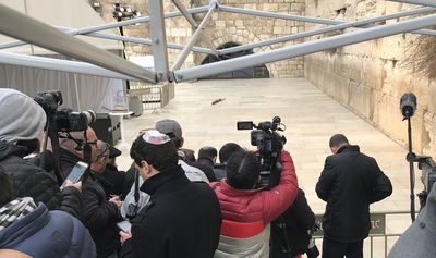 רק העיתונאים הורשו לעמוד קדימה, בעת ביקור פנס בכותל