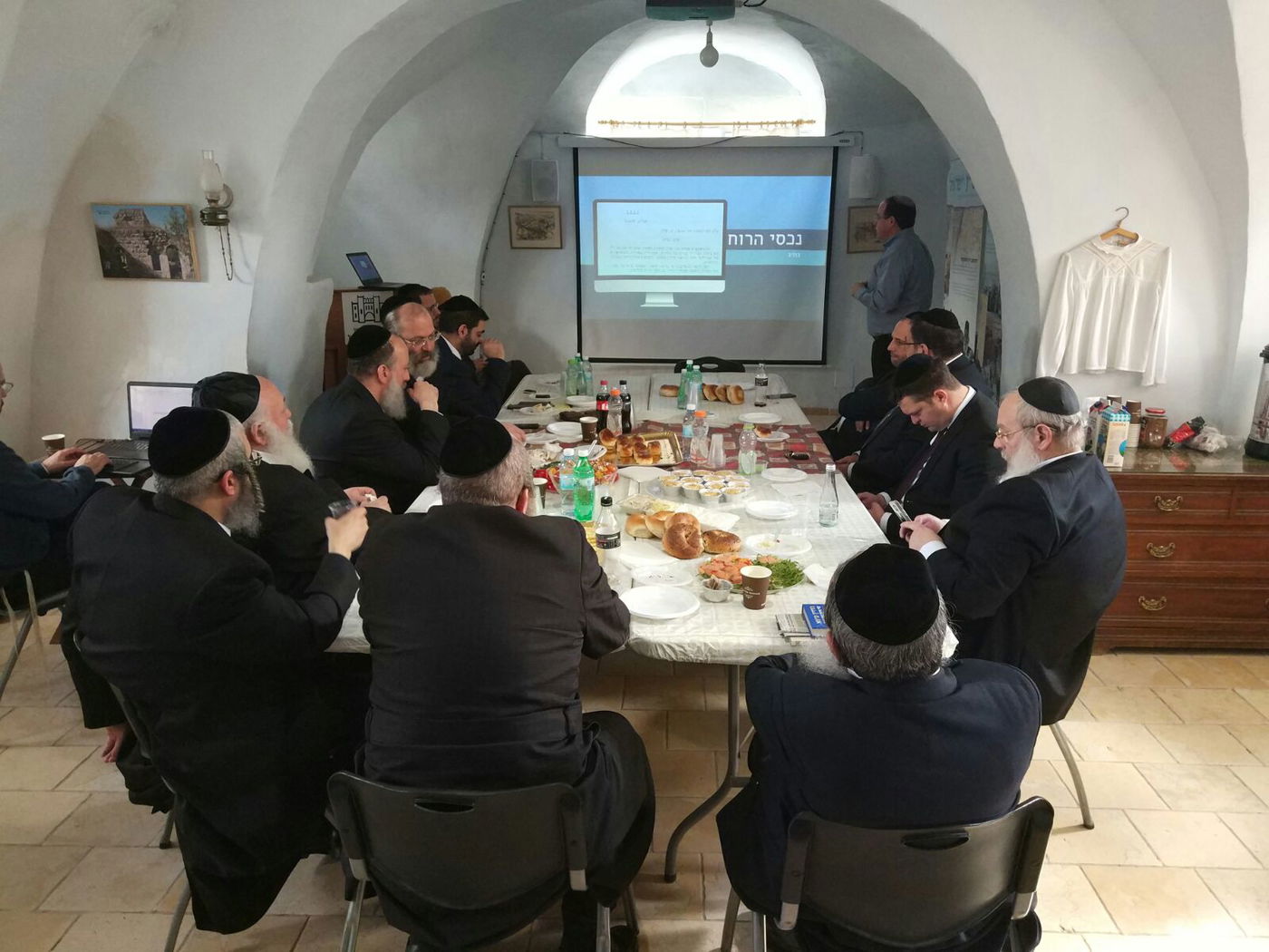 השבוע התכנסו סביב שולחן אחד.