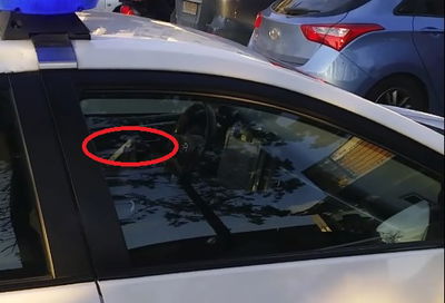 צפו: שוטרת סימסה תוך כדי נהיגה בירושלים