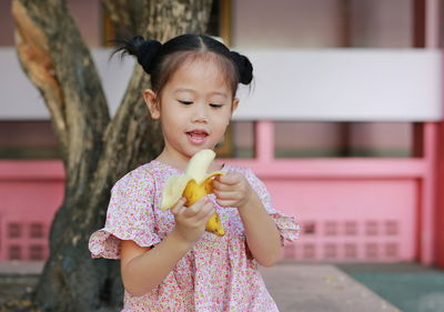 למה היפנים אוכלים בננה עם הקליפה?