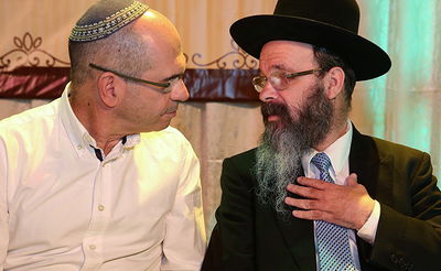 רב העיר הרב מיכה הלוי עם ראש העיר איציק ברוורמן