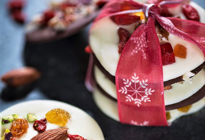 מטבעות שוקולד ופירות יבשים