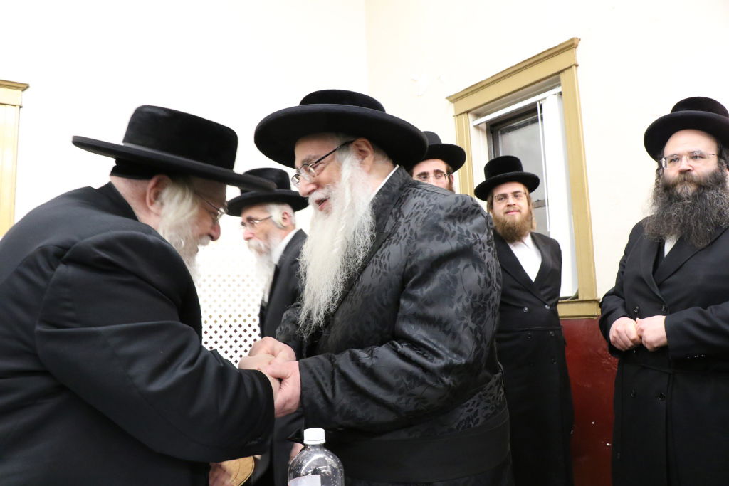 האדמו"ר מצאנז ערך טיש ט"ו בשבט בארה"ב • תיעוד