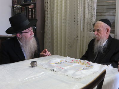 הרב פריינד עם הגרי"ג אדלשטיין ראש ישבת פוניבז', מורו ורבו