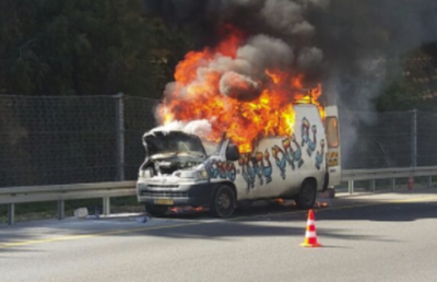 וידאו: רכב ה'נח נח' עולה באש בכביש 1