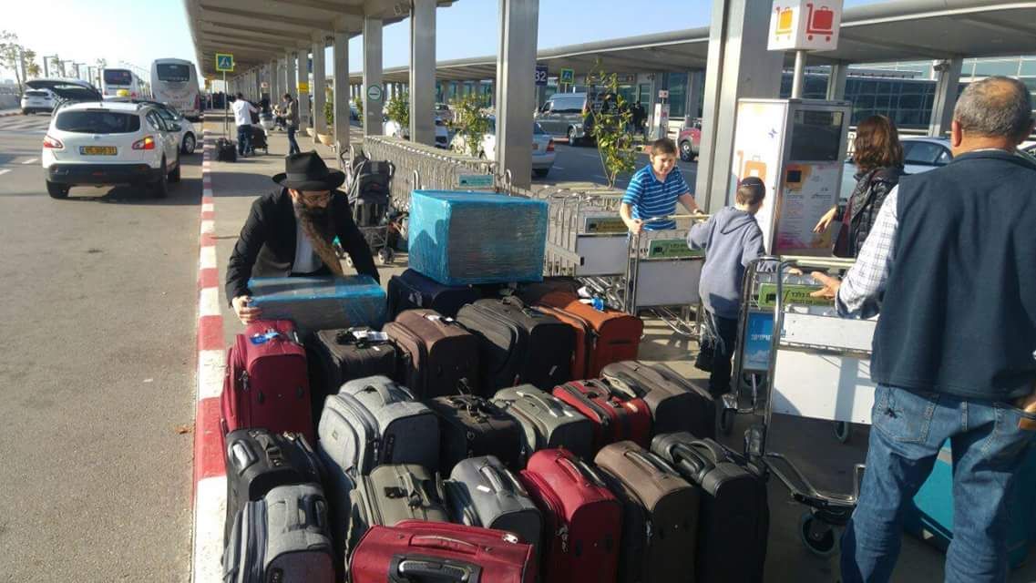 שליח אחד, 3 טיסות, 30 שעות  ו-30 מזוודות