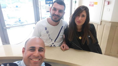 השוטר יחד עם התליון ובעליו