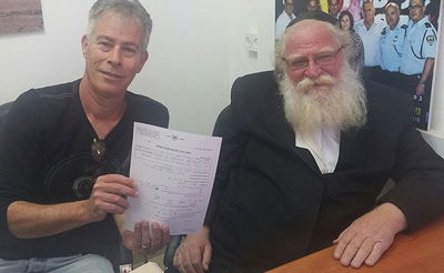 נציג גור יצחק וייס וחבר המועצה מנו ביטמן בתחנת המשטרה