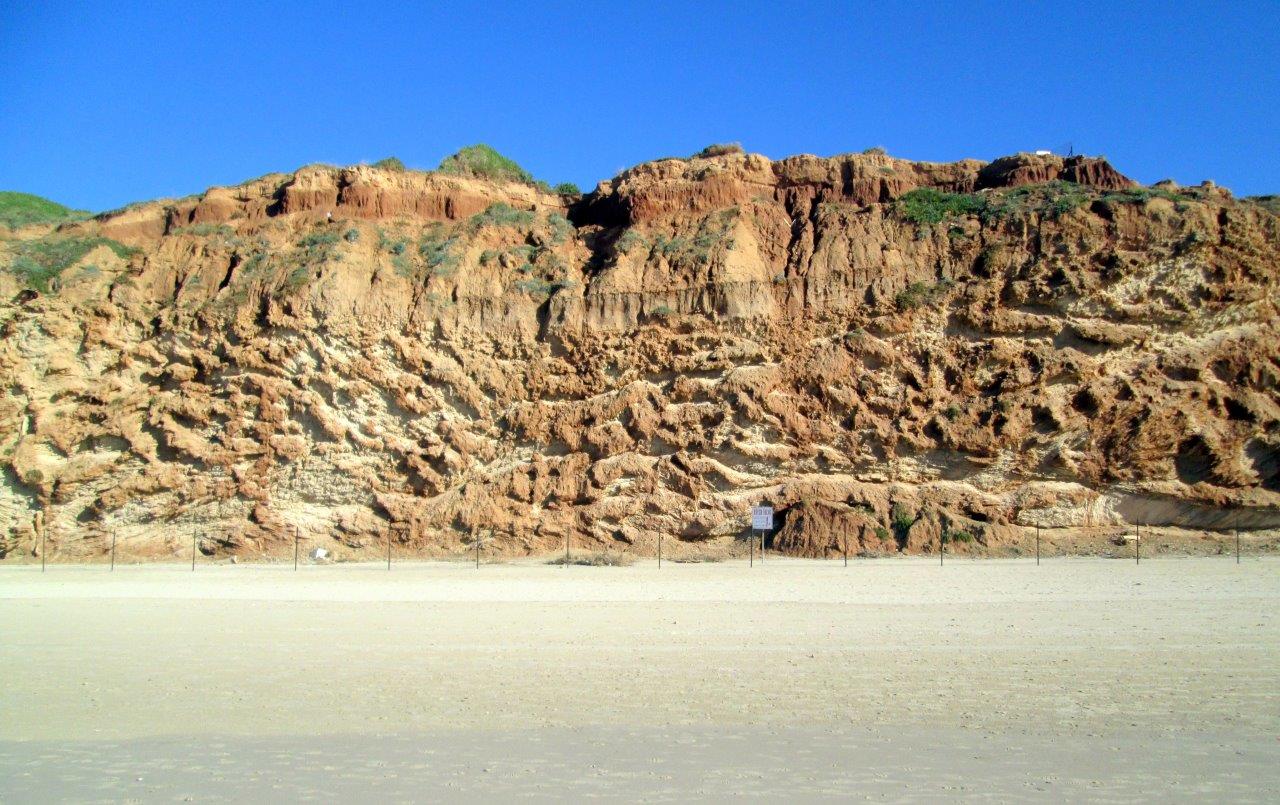 מזג האוויר התחמם: סיור מצולם בחופי השרון