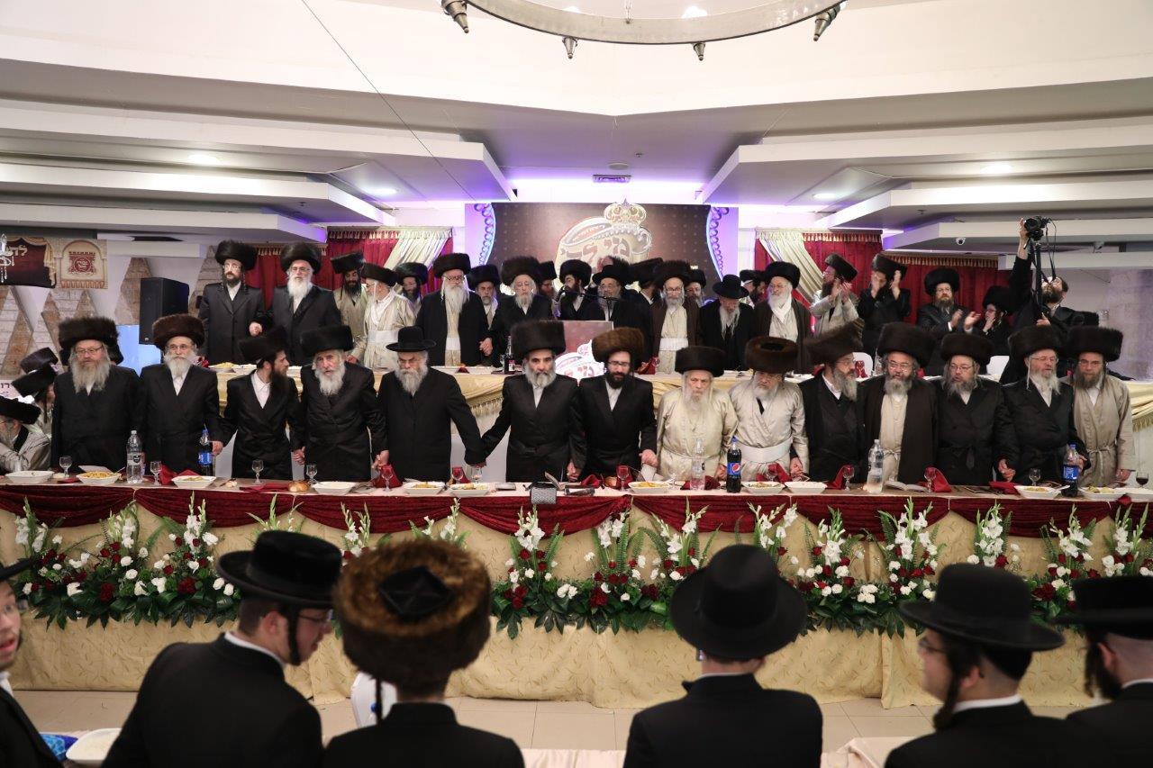 אלפי עריקים באולם אחד: "גיבורי חיל" • צפו