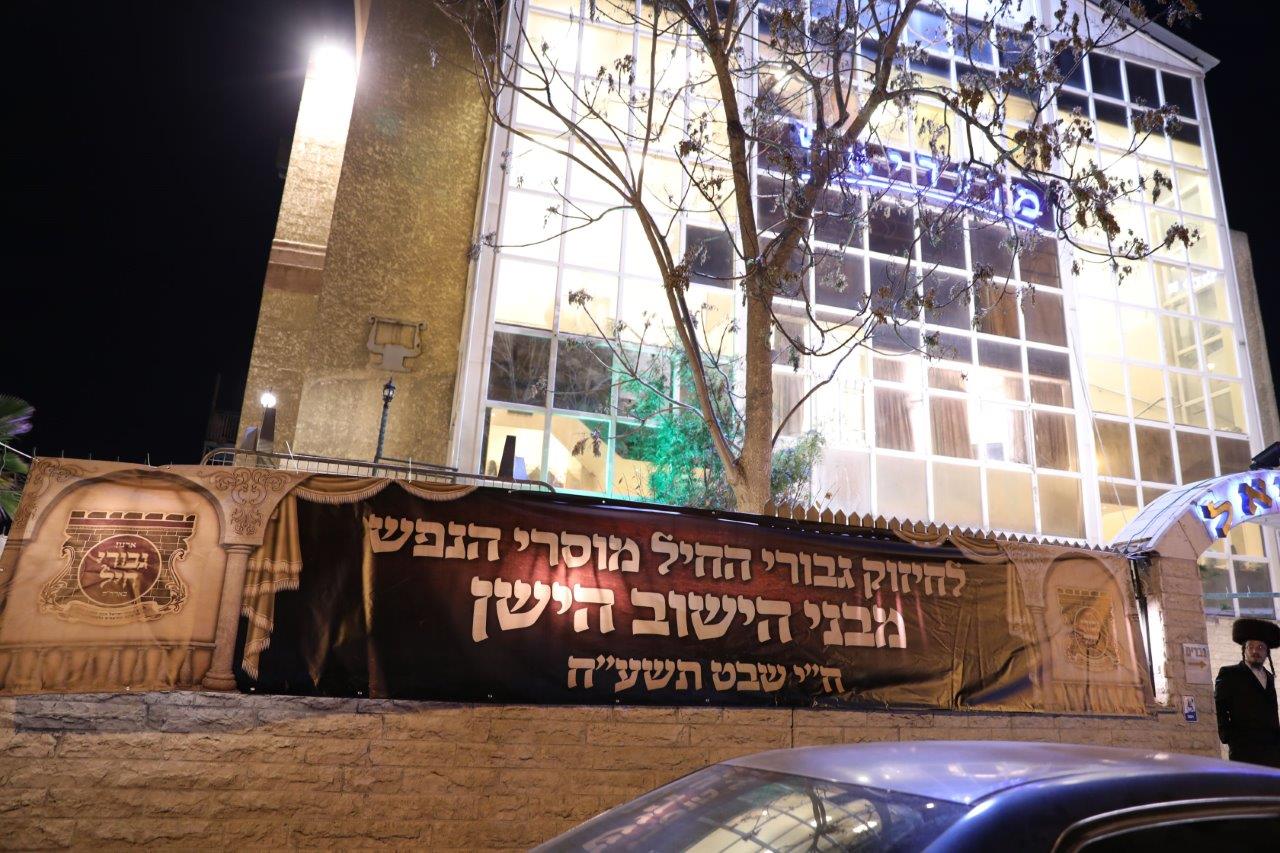 אלפי עריקים באולם אחד: "גיבורי חיל" • צפו