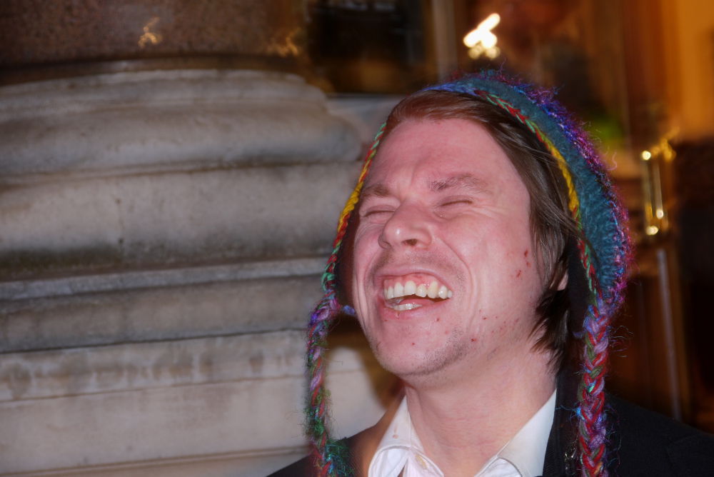 לאורי לאב ליד בית המשפט