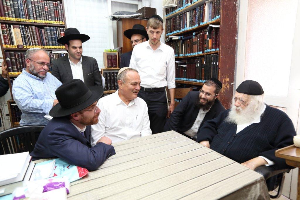 הנהלת מאוחדת בברכה בלשכת שר התורה.