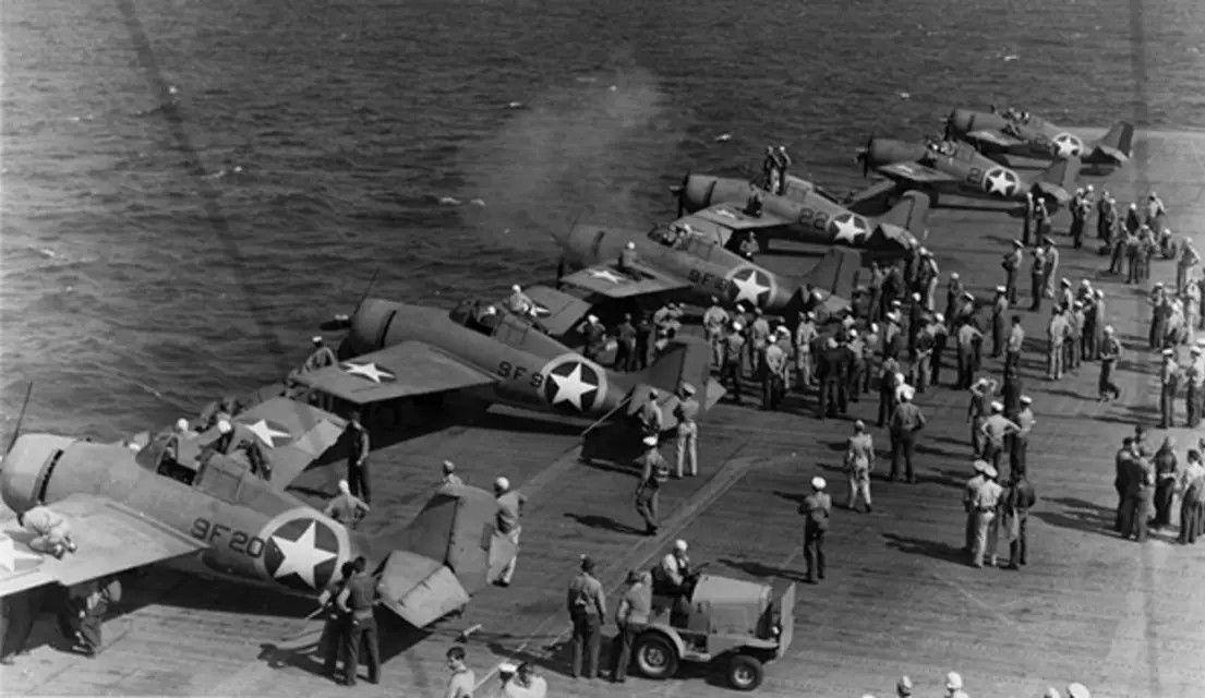 כוחות הברית יוצאים ל"מבצע לפיד", בו נחתו בחופי אלג'יריה כדי לשחררה מידי הנאצים