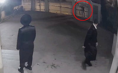 שיסוי הכלבים בבית שמש: מול נערים צעירים, בתוך ישיבה