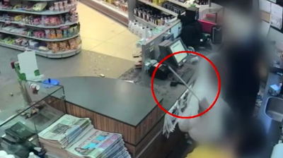 כך הכו שני התוקפים את המוכר במוט  • צפו