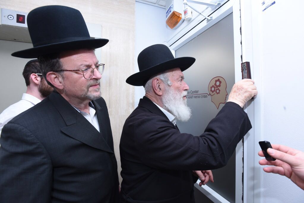 קביעת מזוזה בסניף החדש. אלפא בריין.