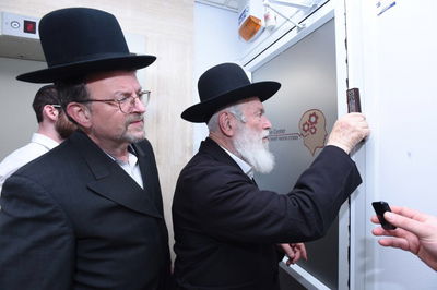 קביעת מזוזה בסניף החדש. אלפא בריין.