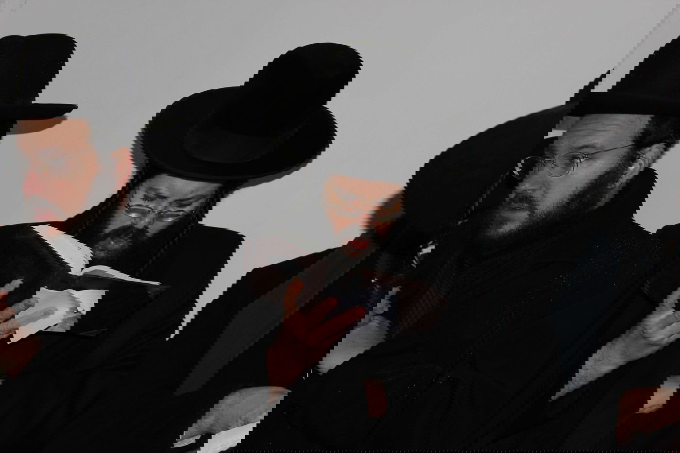 האדמו''ר ממודז'יץ במסע היסטורי בפולין • תיעוד