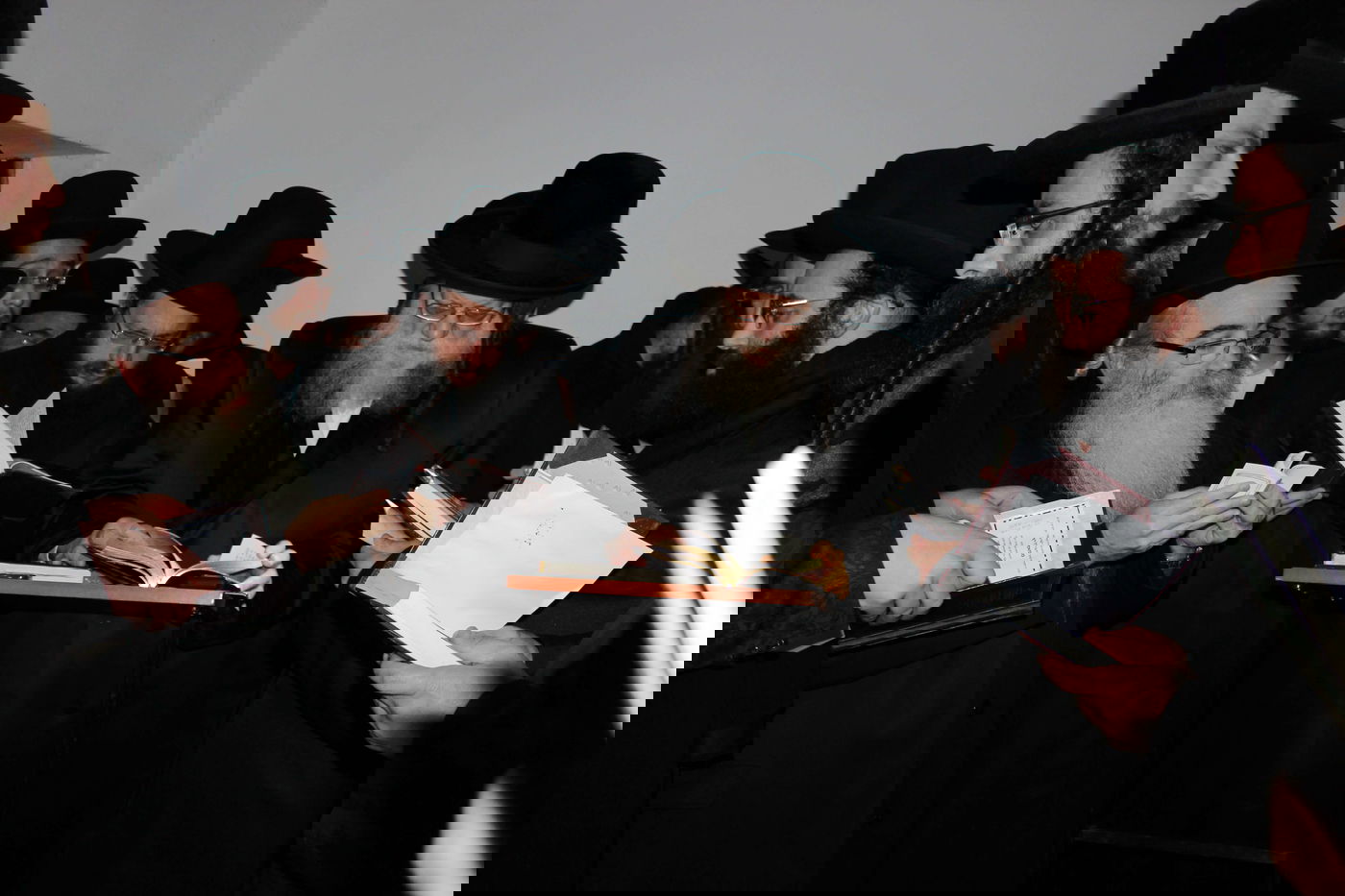 האדמו''ר ממודז'יץ במסע היסטורי בפולין • תיעוד