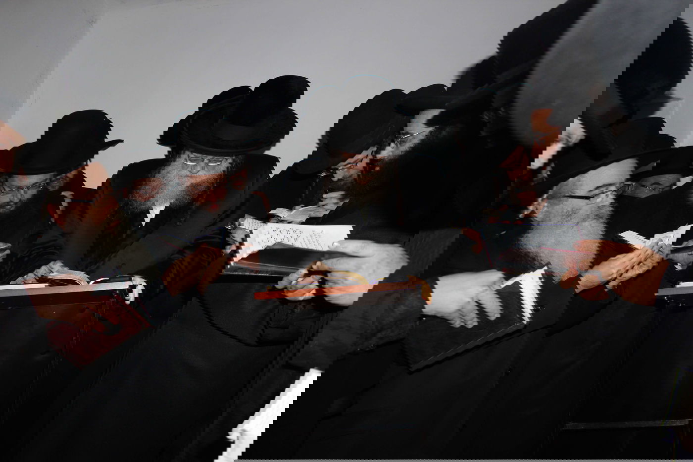 האדמו''ר ממודז'יץ במסע היסטורי בפולין • תיעוד