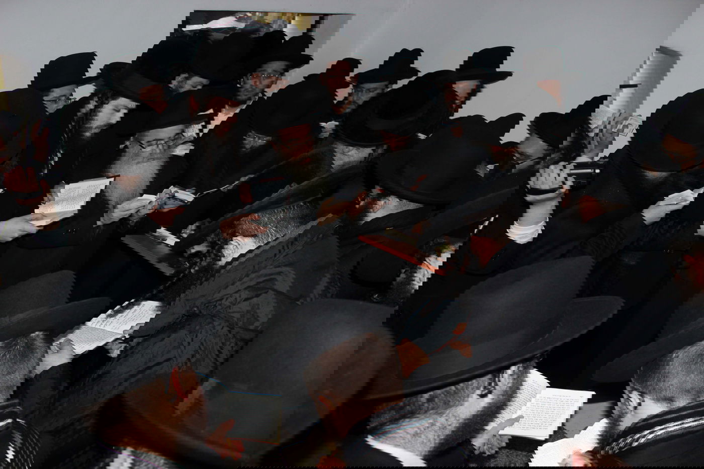 האדמו''ר ממודז'יץ במסע היסטורי בפולין • תיעוד