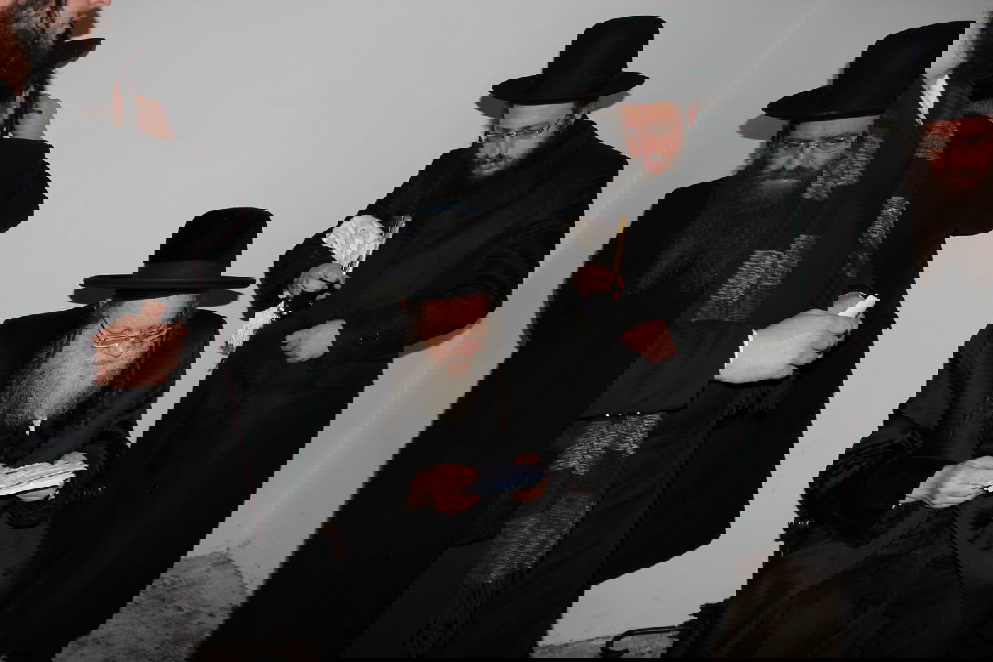 האדמו''ר ממודז'יץ במסע היסטורי בפולין • תיעוד