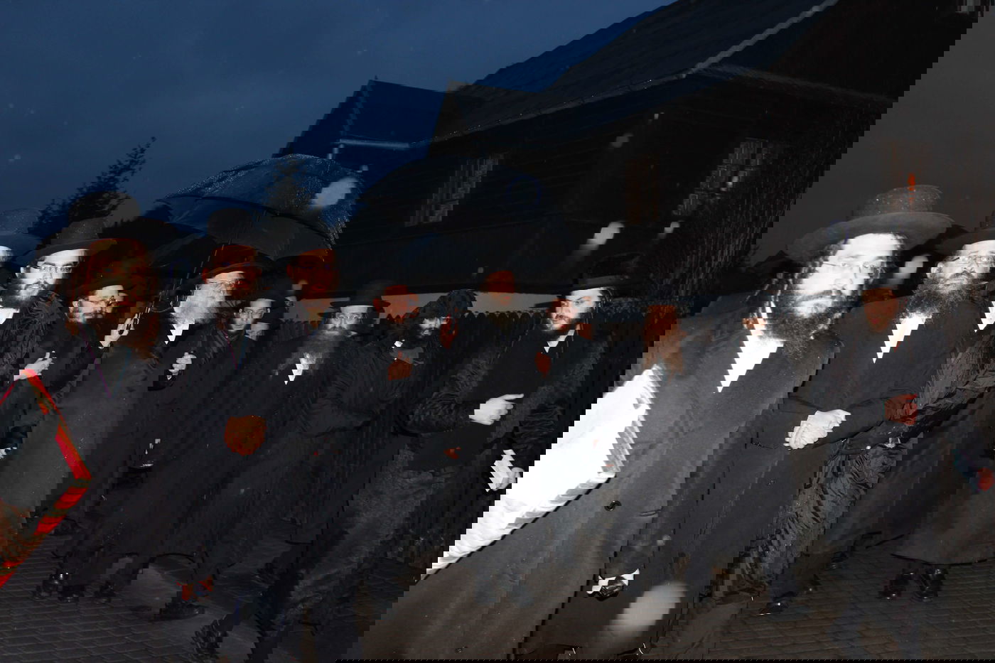 האדמו''ר ממודז'יץ במסע היסטורי בפולין • תיעוד