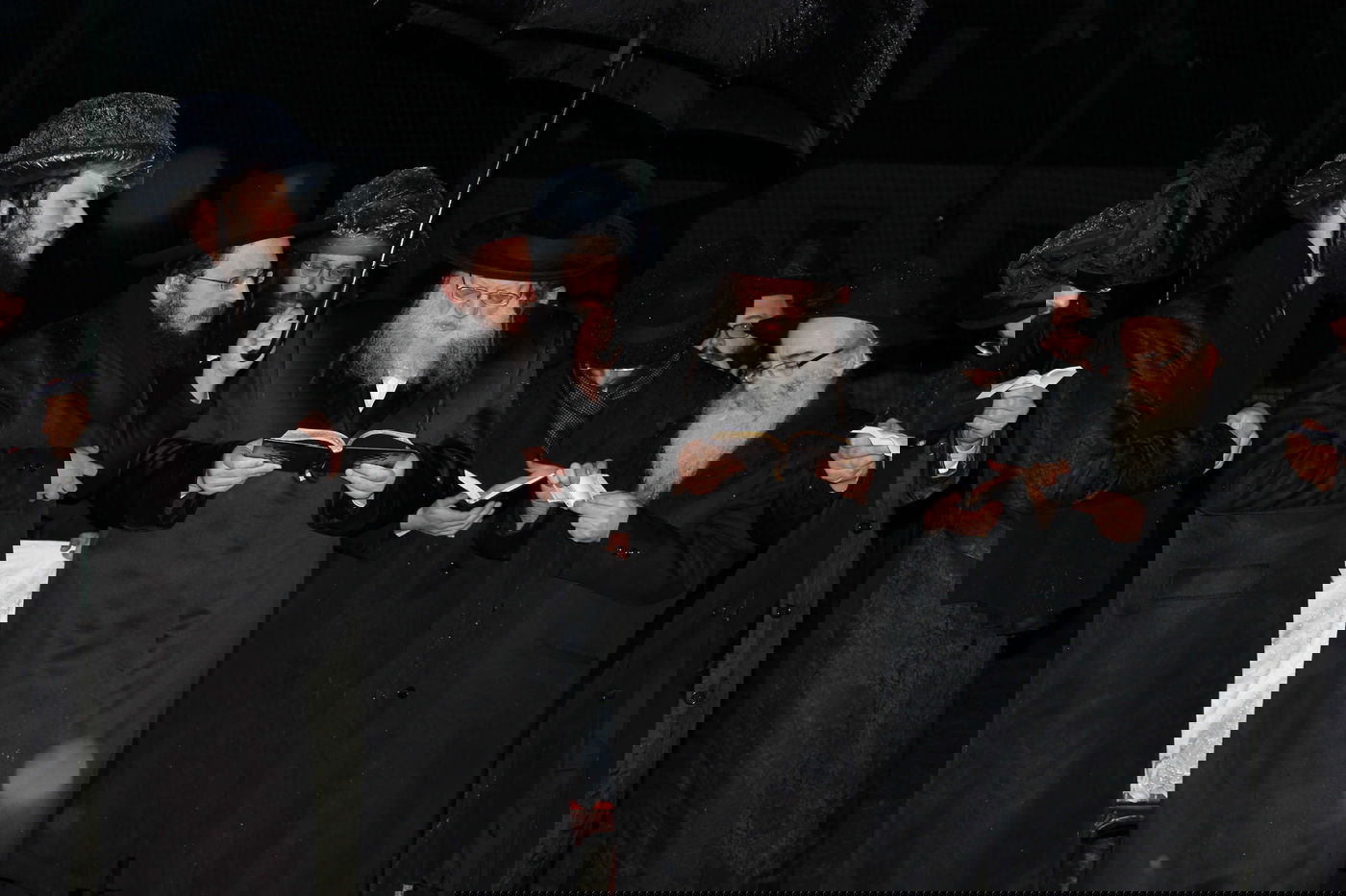 האדמו''ר ממודז'יץ במסע היסטורי בפולין • תיעוד