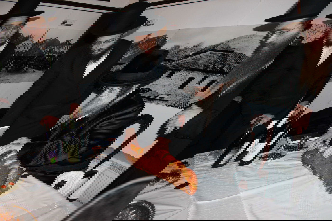 האדמו''ר ממודז'יץ במסע היסטורי בפולין • תיעוד