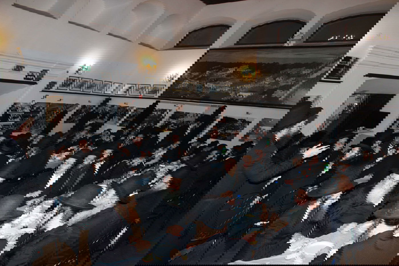 האדמו''ר ממודז'יץ במסע היסטורי בפולין • תיעוד