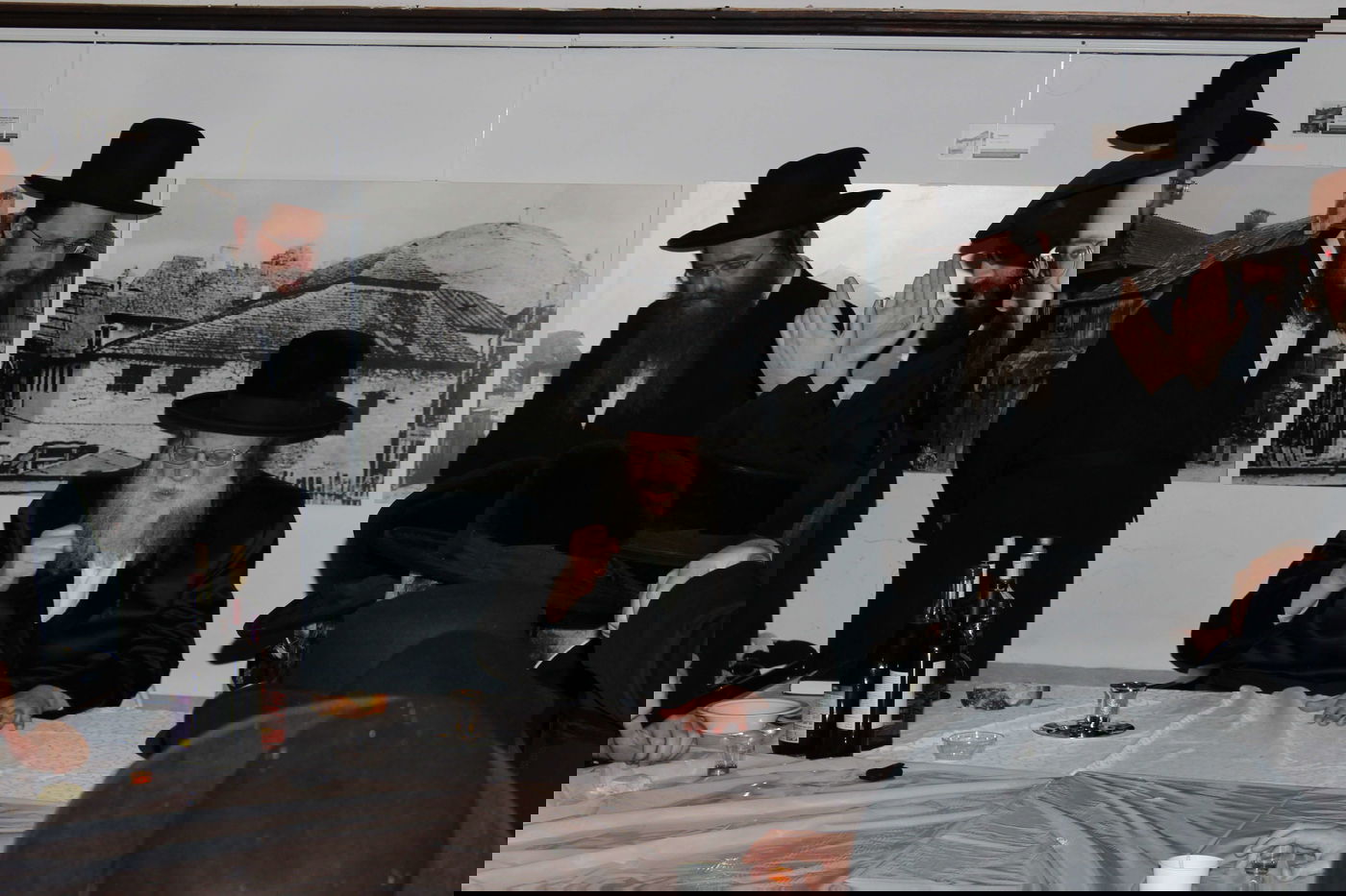 האדמו''ר ממודז'יץ במסע היסטורי בפולין • תיעוד