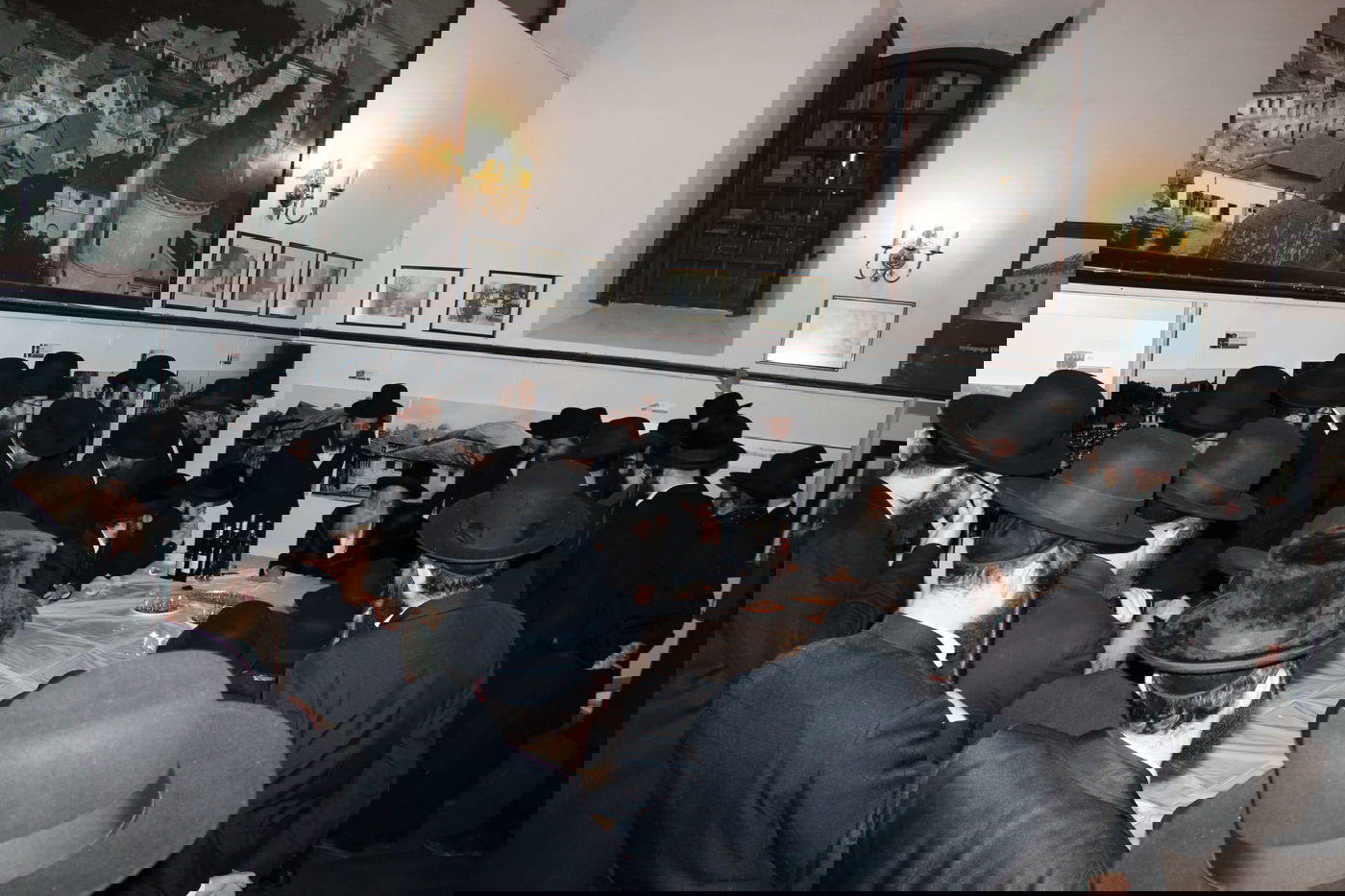 האדמו''ר ממודז'יץ במסע היסטורי בפולין • תיעוד