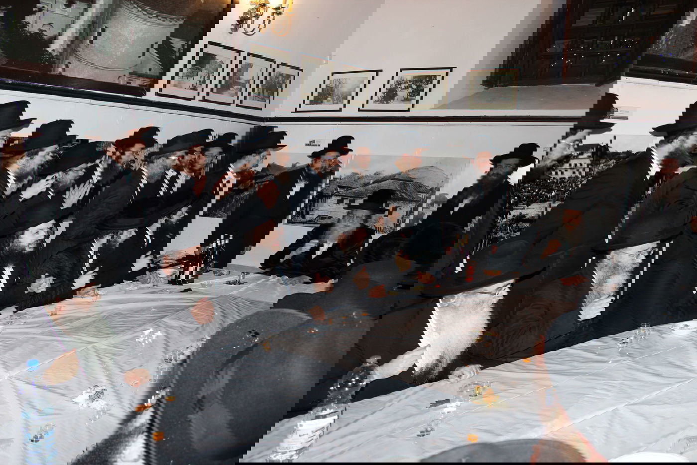 האדמו''ר ממודז'יץ במסע היסטורי בפולין • תיעוד