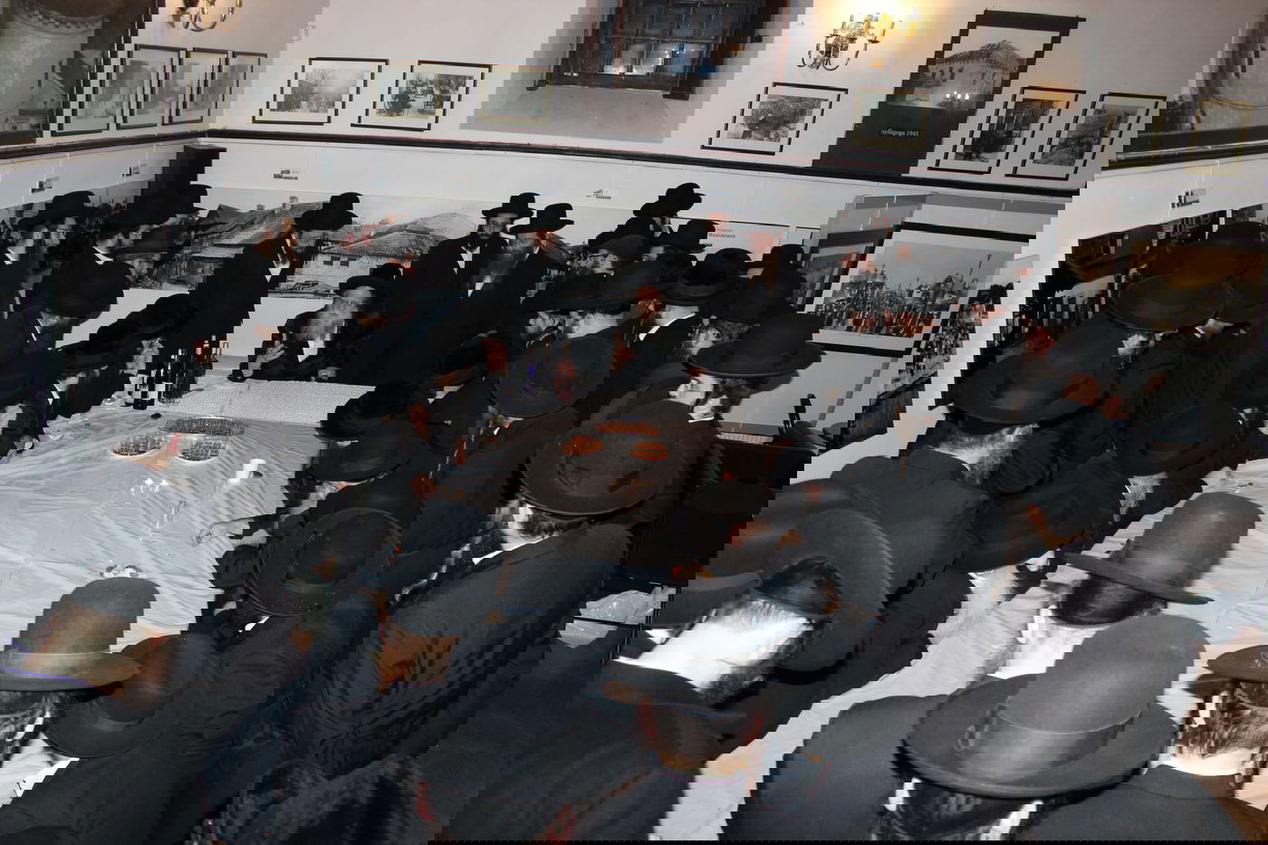 האדמו''ר ממודז'יץ במסע היסטורי בפולין • תיעוד