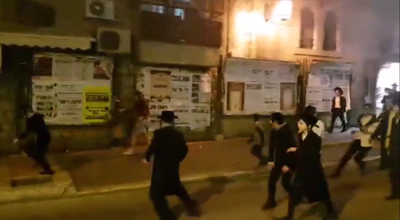 מאה שערים: עשרות קיצונים מול 2 נערות דתיות • צפו