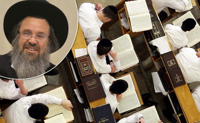 ראש הישיבה הגר"ד כהן ותלמידים בישיבת חברון