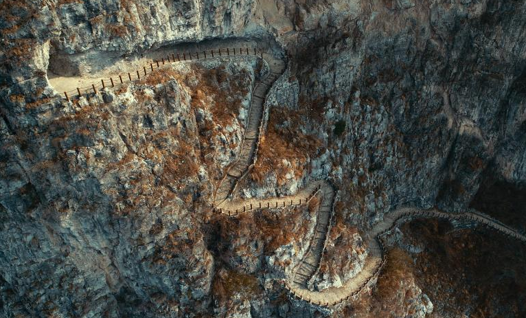 רק בסין: משלוחי זיגזג בגובה 2,000 מטר