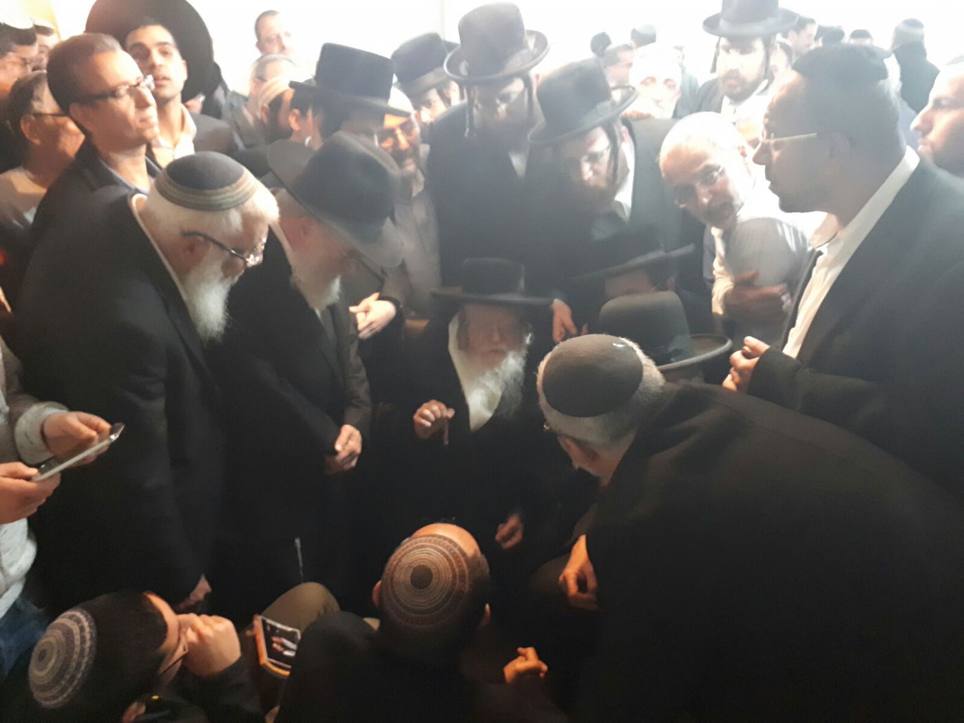 האדמו"ר ניחם את הורי הנרצח: אני מבין מה עובר עליכם