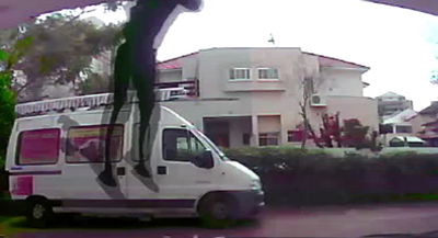 צפרו לפורץ והוא תועד במצלמת הרכב - קופץ • צפו